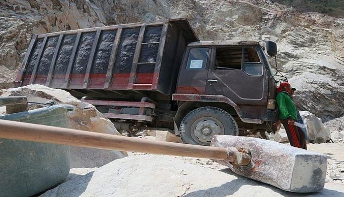Menhub Ancam Cabut Izin Usaha Pengguna Truk Obesitas