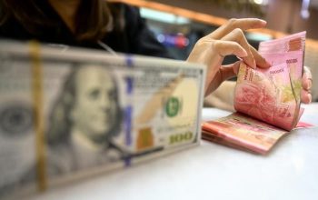Faktor Dalam dan Luar Negeri Tekan Rupiah, Pasar Waspada