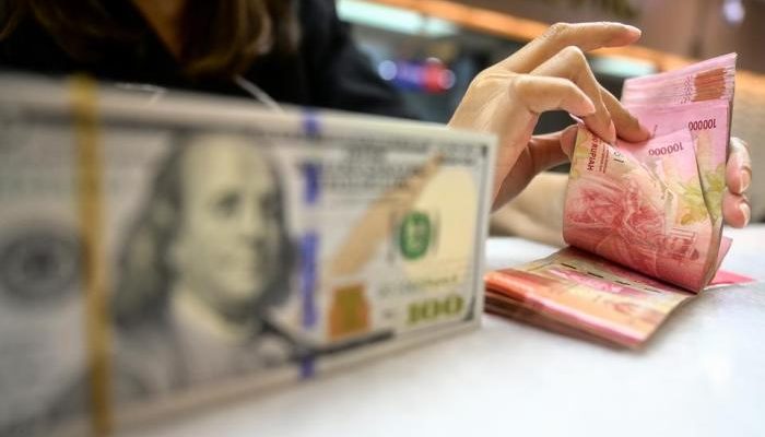 Faktor Dalam dan Luar Negeri Tekan Rupiah Pasar Waspada