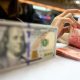 Faktor Dalam dan Luar Negeri Tekan Rupiah Pasar Waspada