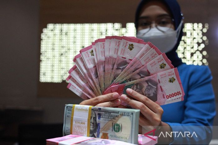 Rupiah berpotensi naik didukung ekspektasi surplus neraca perdagangan ... Faktor Dalam dan Luar Negeri Tekan Rupiah, Pasar Waspada