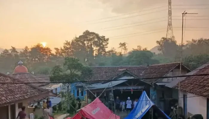 Rentetan Gempa Terjadi, Warga Bogor Mengungsi ke Tenda Darurat