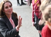 Mantel Abu-abu Kate Middleton di Peringatan Insiden Penyerangan Anak-Anak Sanggar Tari