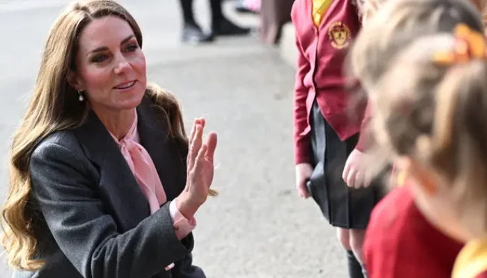 Mantel Abu-abu Kate Middleton di Peringatan Insiden Penyerangan Anak-Anak Sanggar Tari