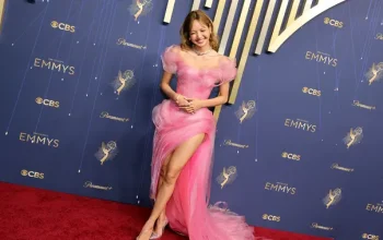 Gaya 8 Bintang di Karpet Merah Emmy Awards 2025, Lisa Debut dengan Gaun Pink
