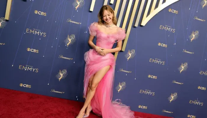 Gaya 8 Bintang di Karpet Merah Emmy Awards 2025, Lisa Debut dengan Gaun Pink