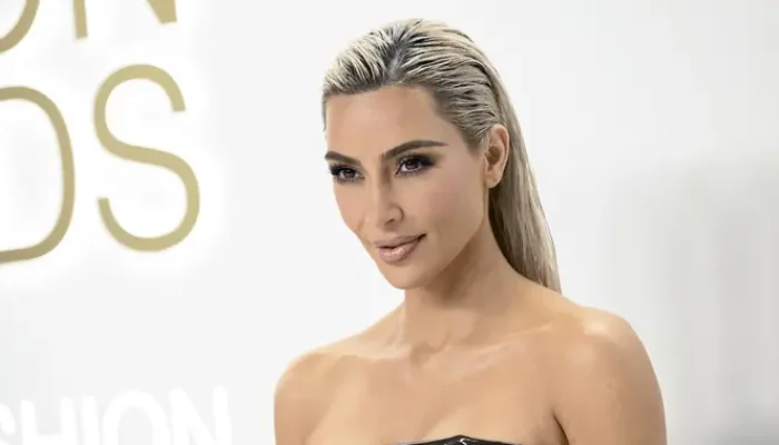 Kontroversi Rilis Pakaian Dalam Berbulu Kemaluan Palsu Kim Kardashian