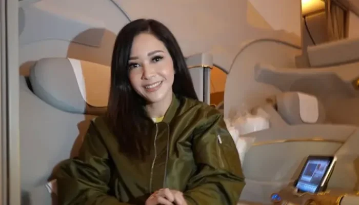 6 Gaya Kasual Maia Estianty Saat Traveling Naik Pesawat dengan Hati yang Ringan
