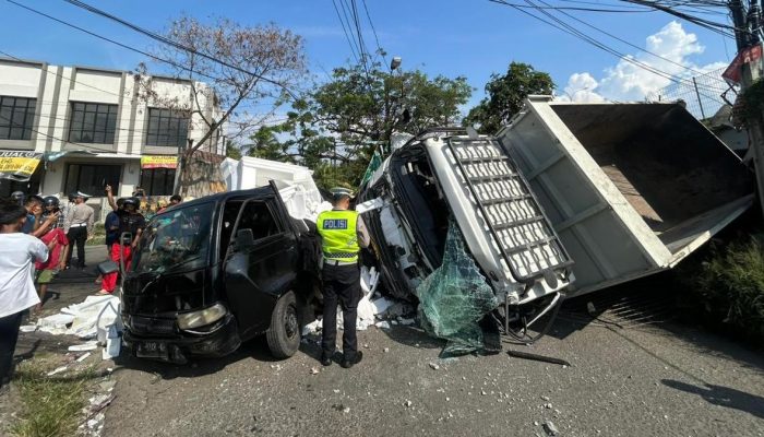 Truk Terjun Bebas dari Jembatan Tol Tangerang Merak Timpa Mobil dan Sepeda Motor 5 Korban