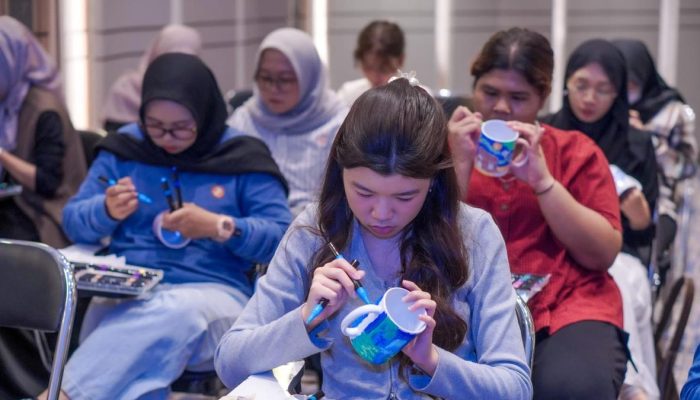 Kompetisi Menggambar Teknik Freestyle Pakai Spidol Akrilik di Tas Kanvas dan Cangkir