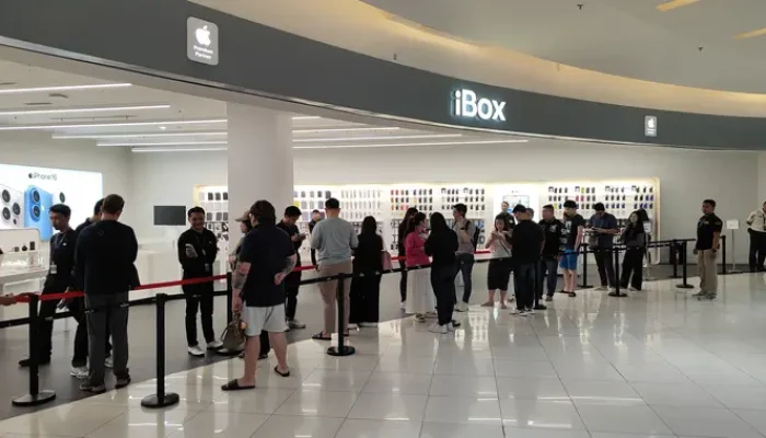 Preorder Seri iPhone 17 Ramai Pembeli, Antrean Panjang di Gerai iBox