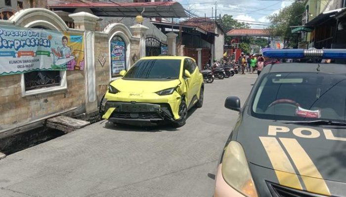 Hilang Kendali, Mobil Listrik Tabrak Motor dan Pejalan Kaki di Jakut: 5 Orang Luka-Luka