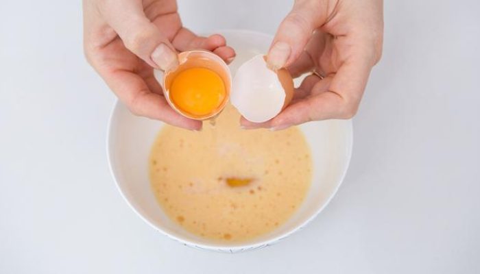 Cara Memisahkan Putih dan Kuning Telur serta Manfaat Kesehatannya