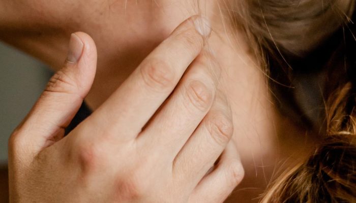 Empat Gerakan Menyamarkan Garis Leher dan Mengencangkan Kulit Kendur