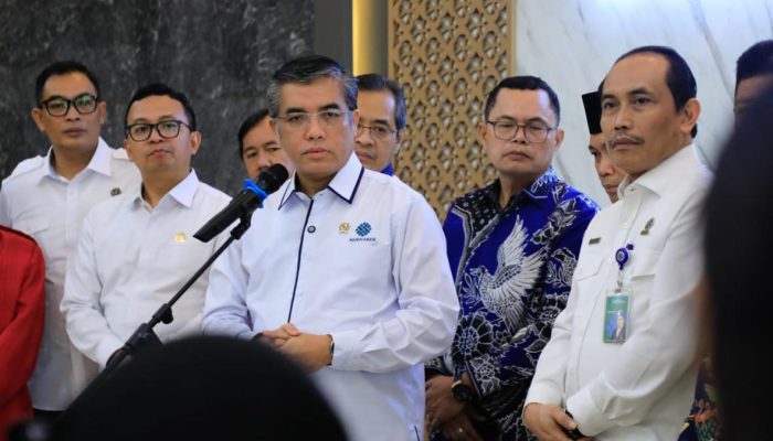 Menaker Tegaskan UMP Tidak Akan Turun Meski Ekonomi Daerah Menunjukkan Pertumbuhan Negatif