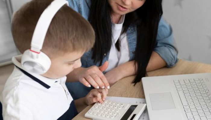 Mengajarkan Anak Mengelola Uang Berdasarkan Usia