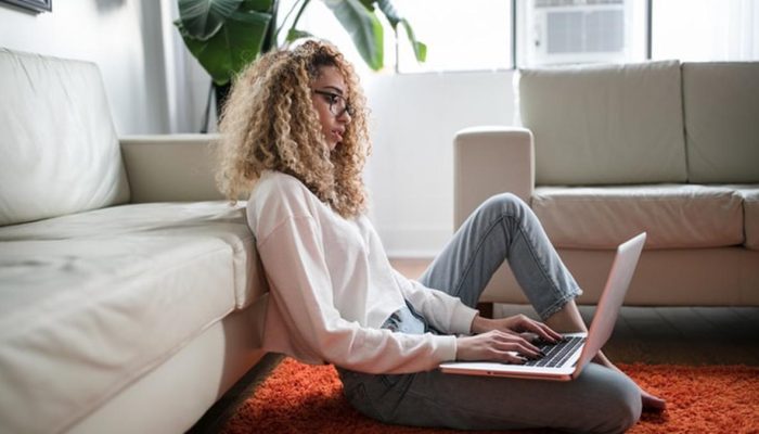 Perusahaan Swedia Luncurkan Program Jam Persahabatan Berbayar untuk Atasi Kesepian Pekerja