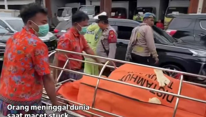 Pengemudi Meninggal dalam Mobil Terjebak Macet Akibat Banjir di Grogol