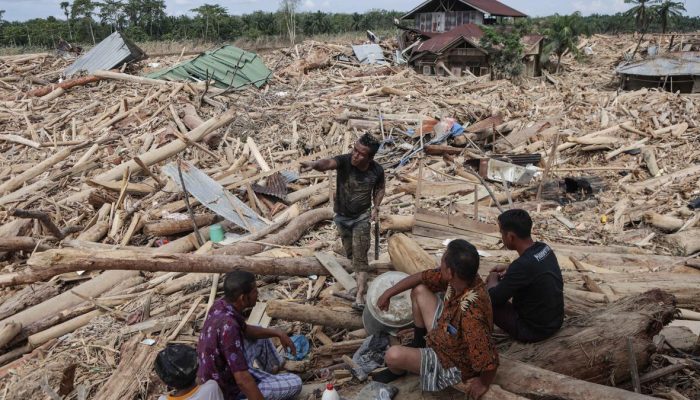 Kayu Sisa Banjir Sumatra Boleh Digunakan Warga Menurut Tegasan Mendagri