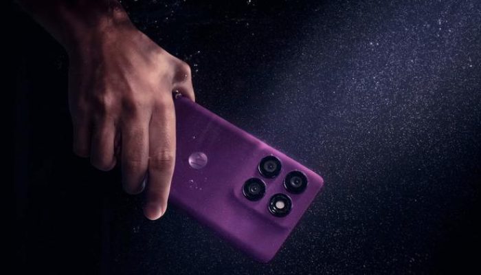 Ponsel dengan Layar Menawan, Kamera Jernih dan Baterai Tangguh